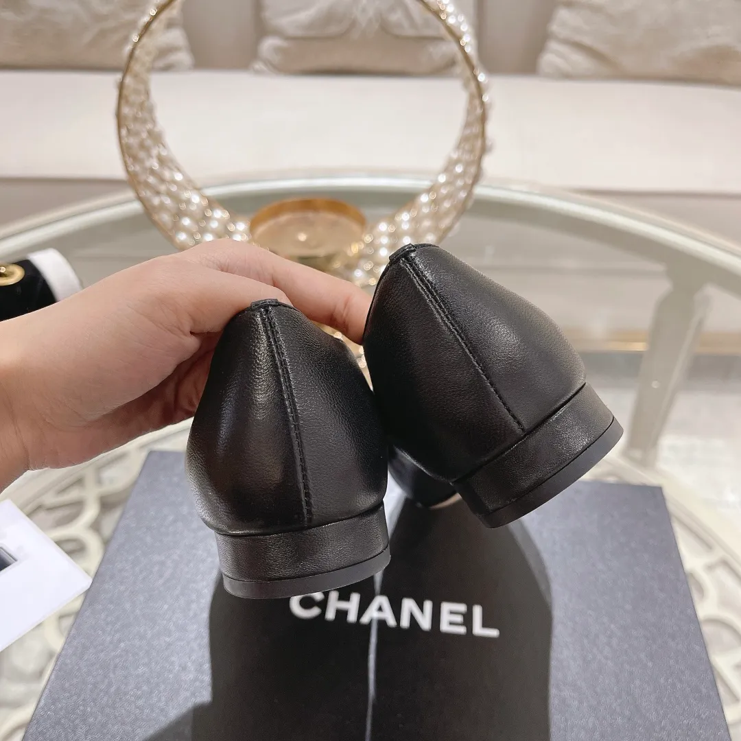 👟👟Ex-factory price 440👟👟 Chanel - Spring and summer classic color-blocked thick heel single shoes ⚠ Fashionable catwalk style ❤ Mixed splicing colors, empty toe style on the inside, 2.5cm thick heel with small logo embellishment, a fashionable interpretation! How to match the series to look good! Original customized wood-colored genuine leather outsole, imported sheepskin surface, goatskin lining for feet... 34-40 regular size (41.42.43 custom-made, non-returnable) 🎁Latest full set of packaging at the counter